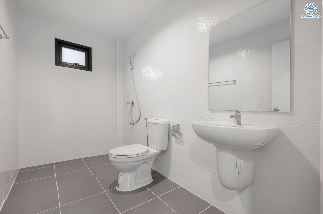 บ้านมือสองตกแต่งใหม่ โครงการ ณัฐชากรีนวิลล์ ปิ่นเกล้า-กาญจนาฯ บนเนื้อที่ 52 ตร.ว. ฟังก์ชัน 3 ห้องนอน 2 ห้องน้ำ จอดรถได้ 2 คัน บนทำเลศักยภาพ ใกล้เซ็นทรัลเวสต์เกต ทางด่วน "ศรีรัช" รถไฟฟ้าสายสีม่วง "สถานีตลาดบางใหญ่"